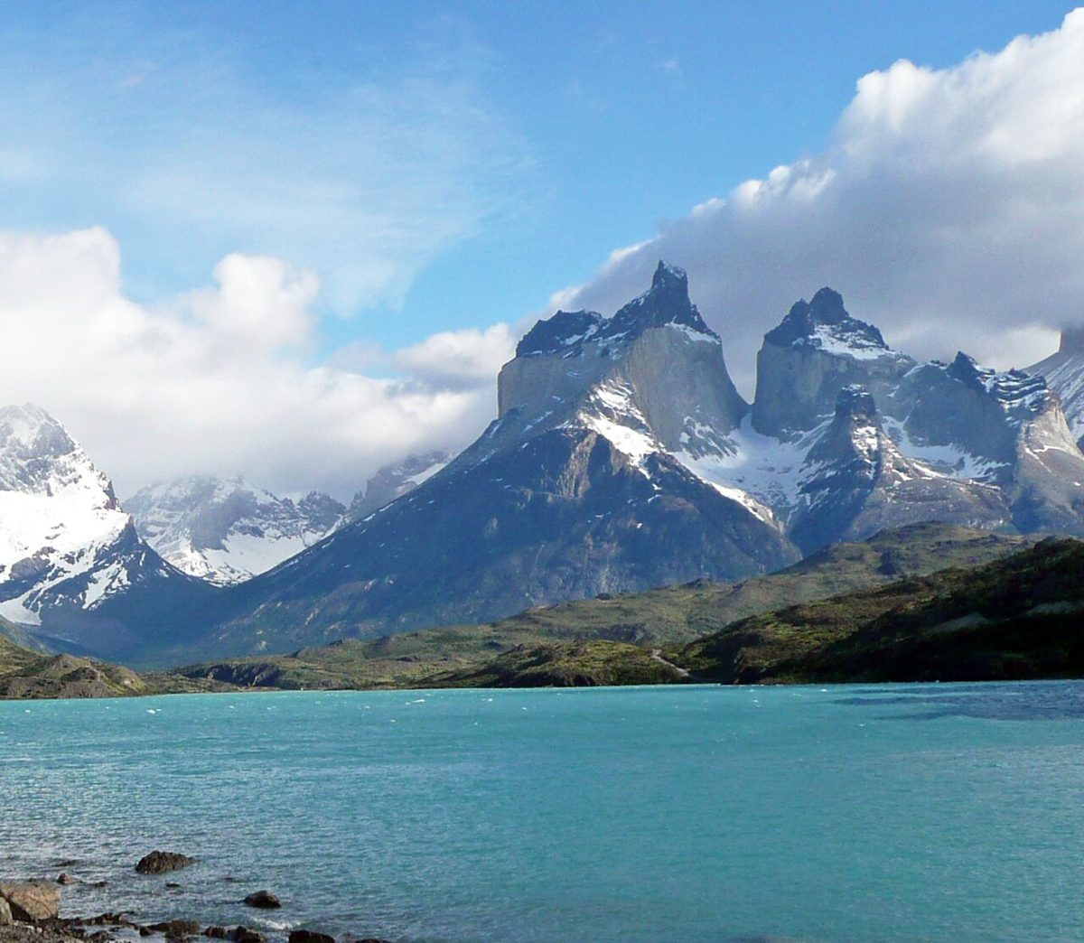 Cretaceous sedimentary rocks intruded by a Miocene granite laccolith (Cuernos del Paine, Torres del Paine National Park, Andes Mountains, Chile) 1 (39500150134).jpg