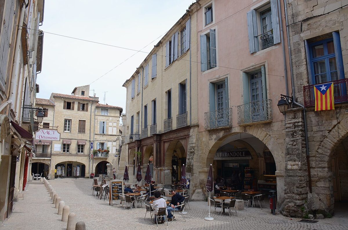 Square in the medieval town Sommieres - panoramio.jpg