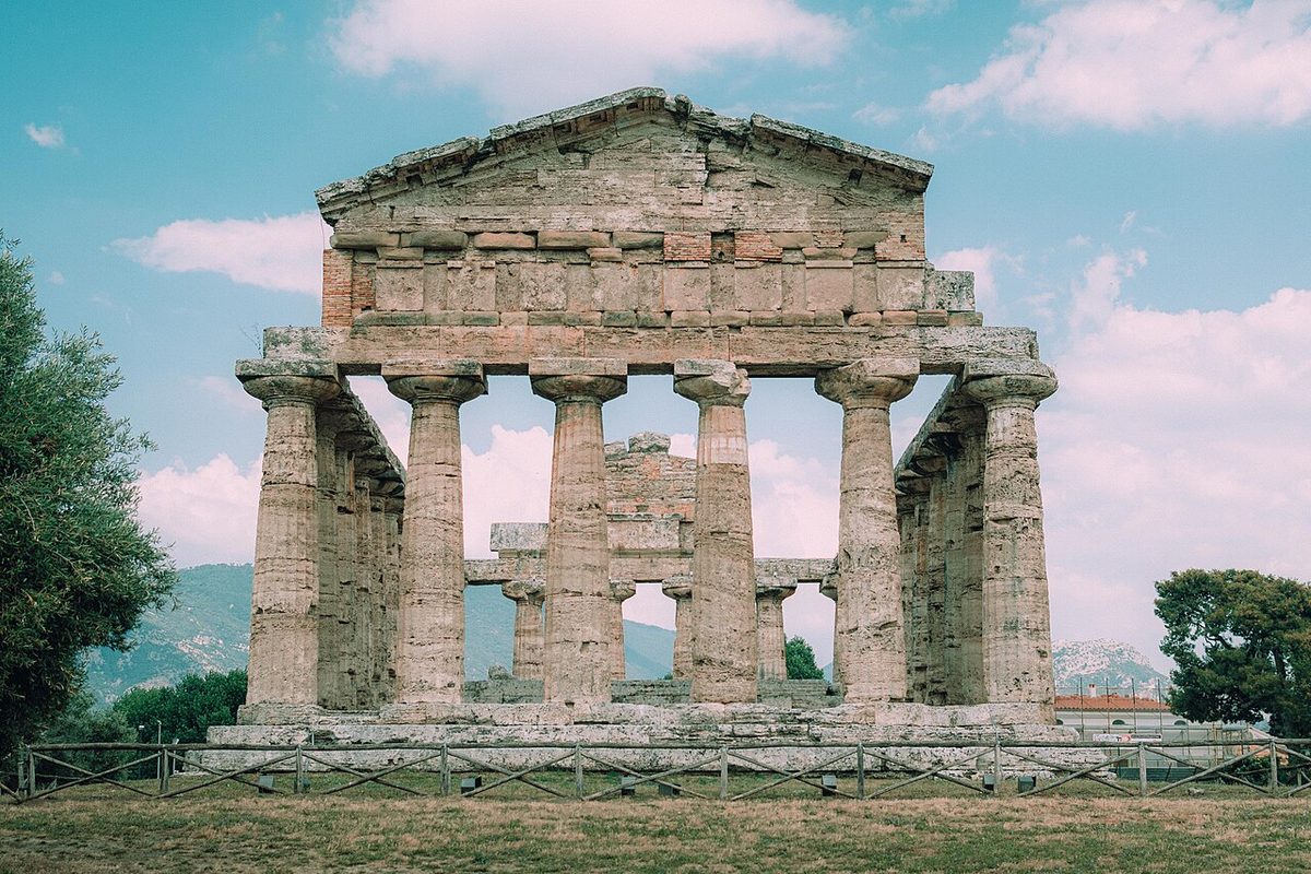 Ancient Greek temple ruins in Paestum.jpg