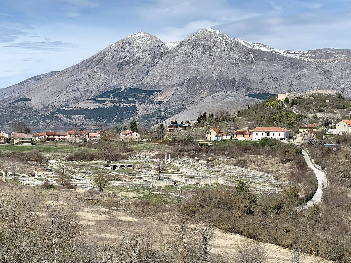 Roman ruins of Alba Fucens archaeological site - Abruzzo.jpg