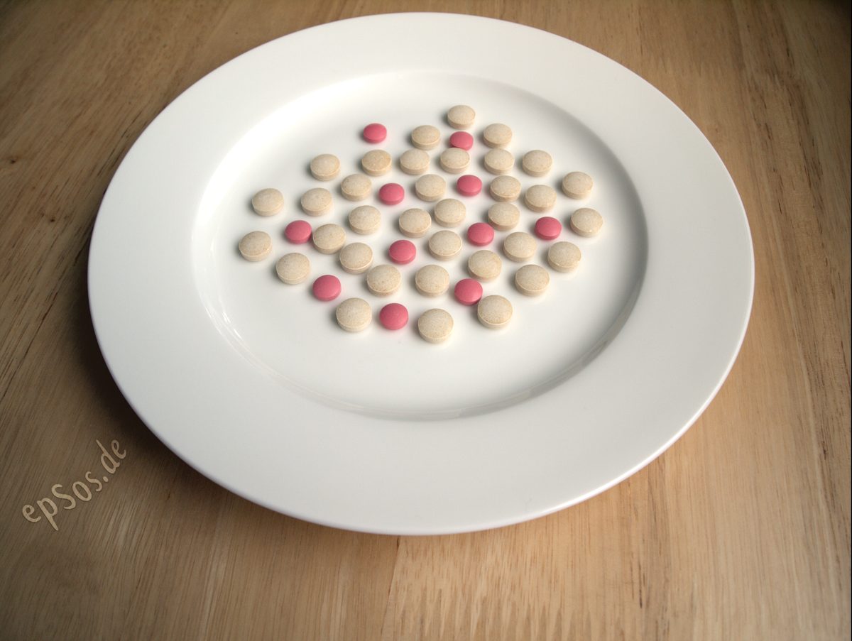File:Medicine Drug Pills on Plate.png