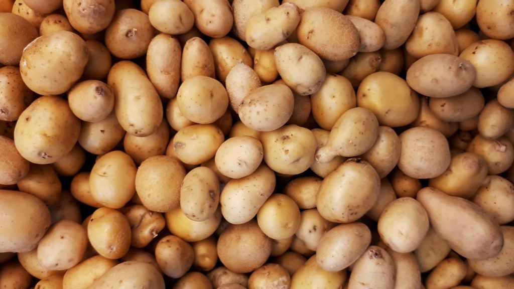 Free top view raw potato