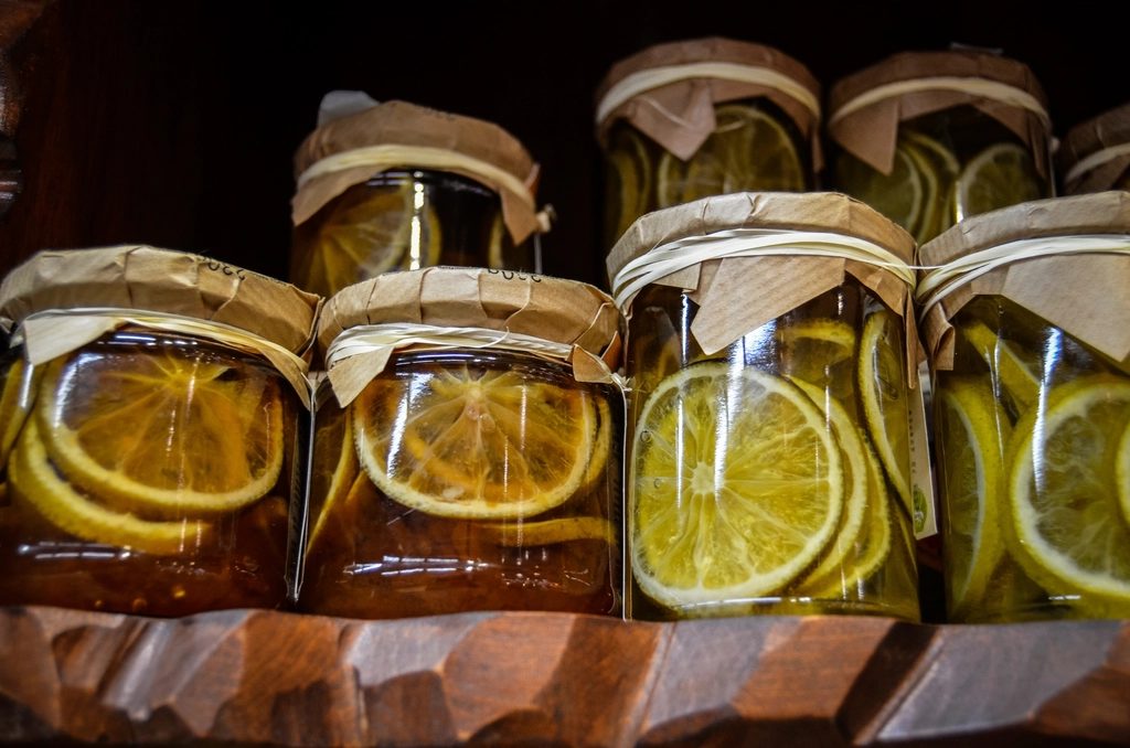 Infuse water lemons