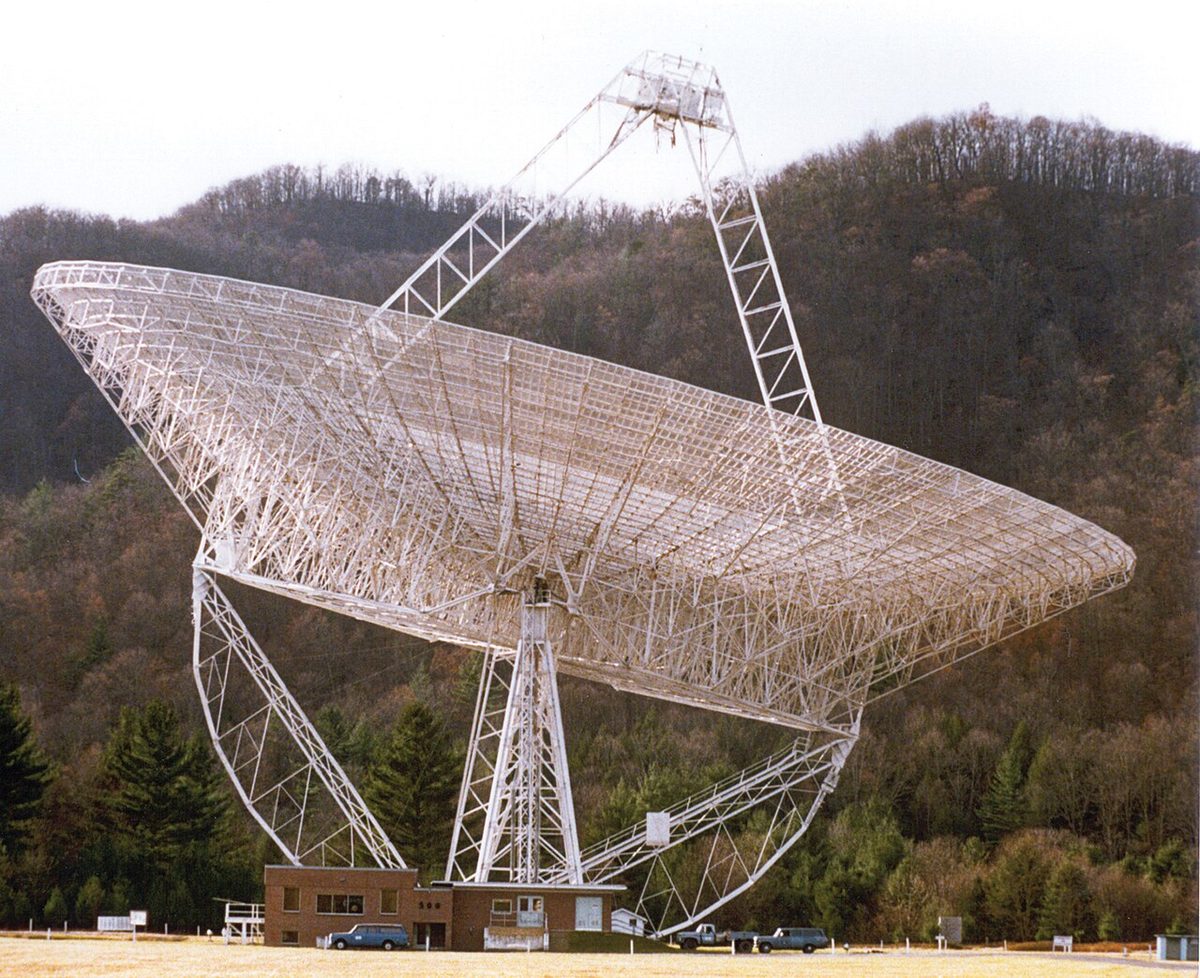 300 foot Radio Telescope before collapsed.jpg
